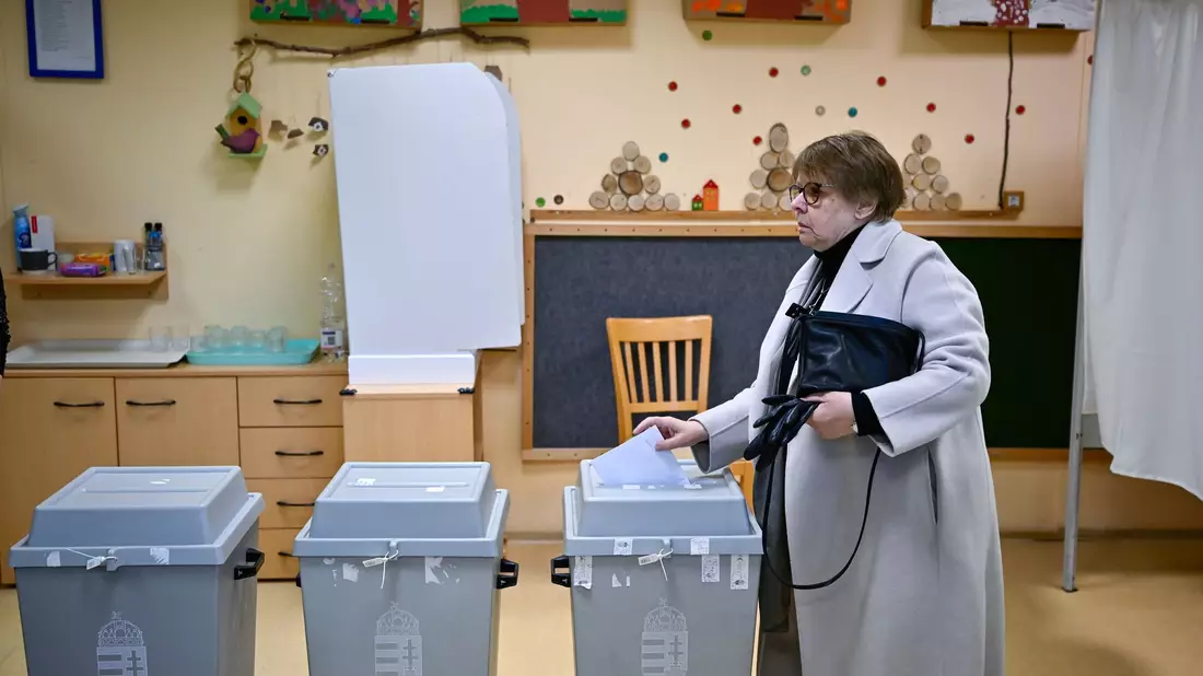 Eine Frau gibt am Morgen ihre Stimme in einem Wahllokal in Budapest ab. - Bild: Denes Erdos/AP/dpa