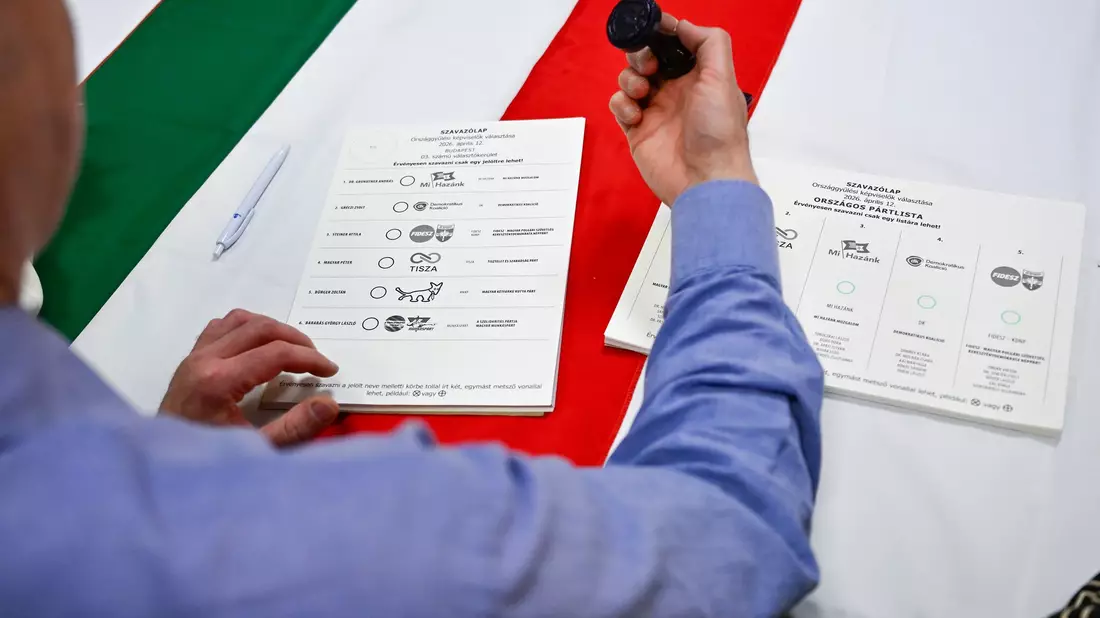 Die Wahlhelfer sind bereits fleißig bei der Arbeit. - Bild: Denes Erdos/AP/dpa