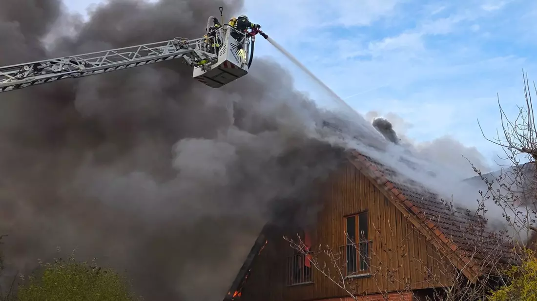 FW Celle: Gebäudebrand in Bostel - Abschlussmeldung / Gesamtbericht! - Bild: presseportal.de