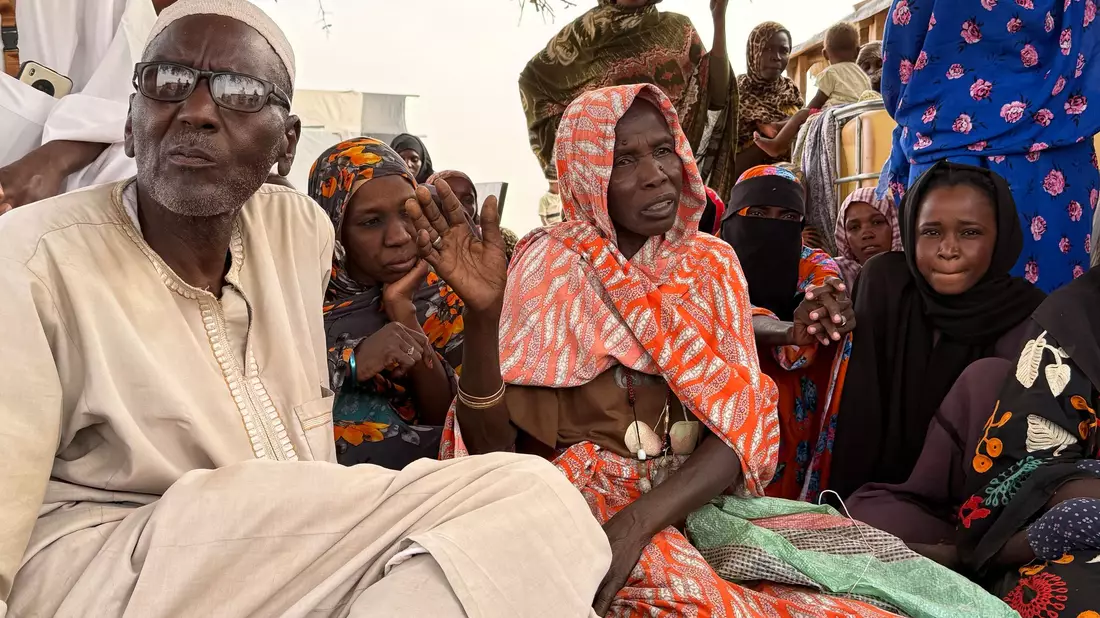 Auf dem Gelände des Roten Kreuzes warten Flüchtlinge aus Darfur in der tschadischen Grenzstadt Adré auf die Weiterfahrt in ein Flüchtlingslager. - Bild: Eva Krafczyk/dpa