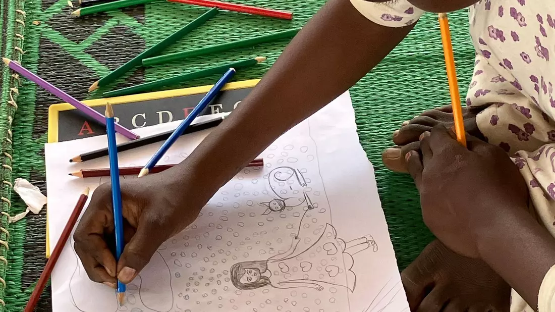 Am Anfang haben die Flüchtlingskinder Waffen und Flammen gemalt - nach Monaten malen sie wieder Blumen. - Bild: Eva Krafczyk/dpa
