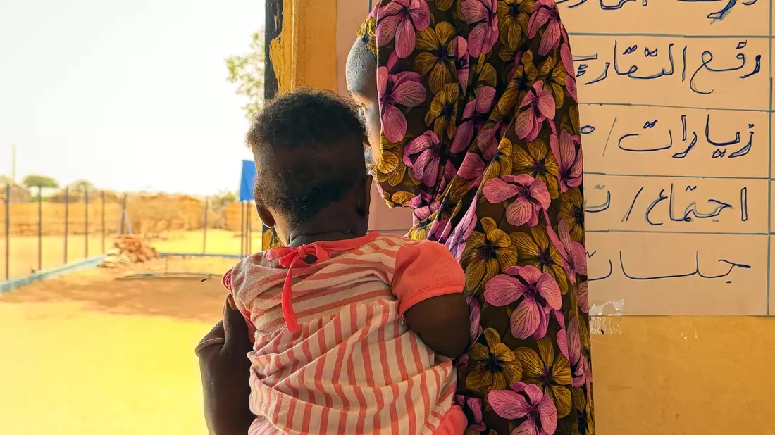 Auch nach der Flucht sind Frauen und Mädchen durch Gewalt gefährde - Wahiba hält ihr Kind auf dem Arm. - Bild: Eva Krafczyk/dpa