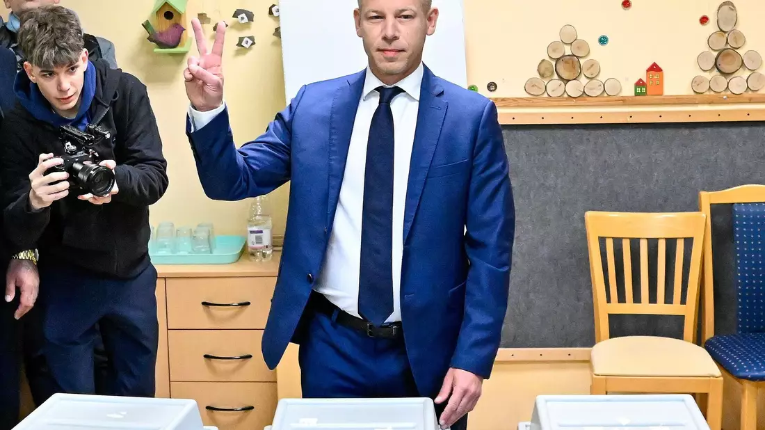 Peter Magyar macht nach seiner Stimmmabgabe in einem Budapester Wahllokal das Victory-Zeichen. - Bild: Denes Erdos/AP/dpa