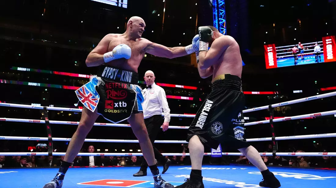 Ungefährdeter Sieg: Tyson Fury (l) im Ring gegen Arslanbek Machmudow. - Bild: Bradley Collyer/PA Wire/dpa