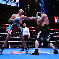 Ungefährdeter Sieg: Tyson Fury (l) im Ring gegen Arslanbek Machmudow. - Foto: Bradley Collyer/PA Wire/dpa