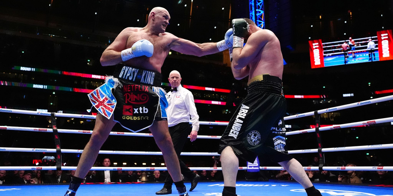 Ungefährdeter Sieg: Tyson Fury (l) im Ring gegen Arslanbek Machmudow. - Foto: Bradley Collyer/PA Wire/dpa
