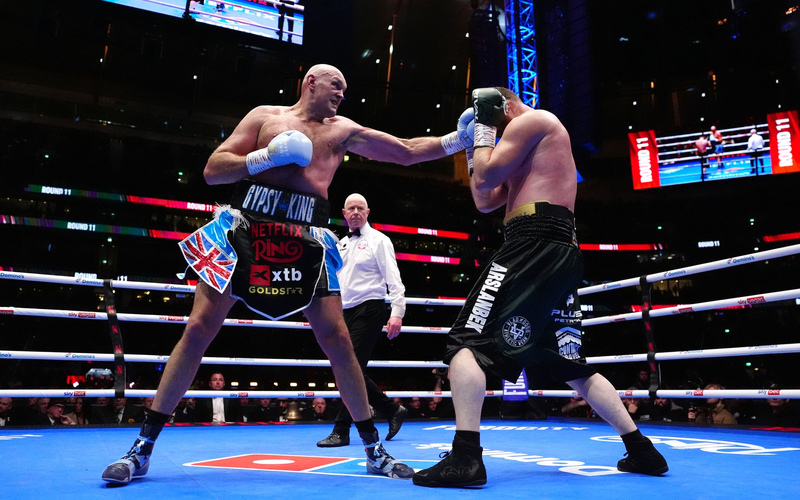 Ungefährdeter Sieg: Tyson Fury (l) im Ring gegen Arslanbek Machmudow. - Foto: Bradley Collyer/PA Wire/dpa
