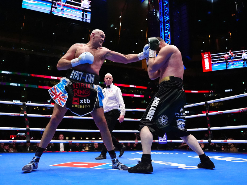 Ungefährdeter Sieg: Tyson Fury (l) im Ring gegen Arslanbek Machmudow. - Foto: Bradley Collyer/PA Wire/dpa