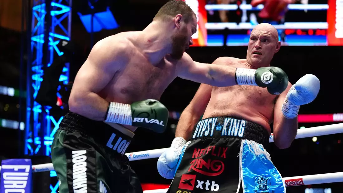 Tyson Fury: Viele Schläge von Arslanbek Machmudow gehen ins Leere.  - Bild: Bradley Collyer/PA/AP/dpa