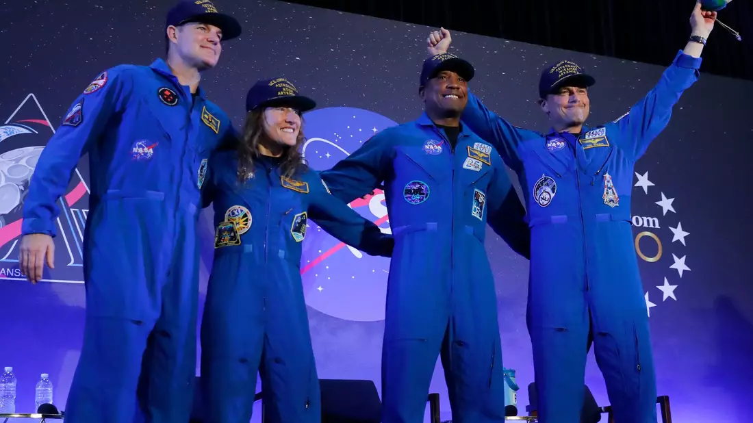 Die «Artemis 2»-Crew, Jeremy Hansen (l-r), Christina Koch, Victor Glover und Reid Wiseman, kommt am Ende einer Rückkehrfeier in die Mitte einer Bühne. - Bild: Michael Wyke/AP/dpa