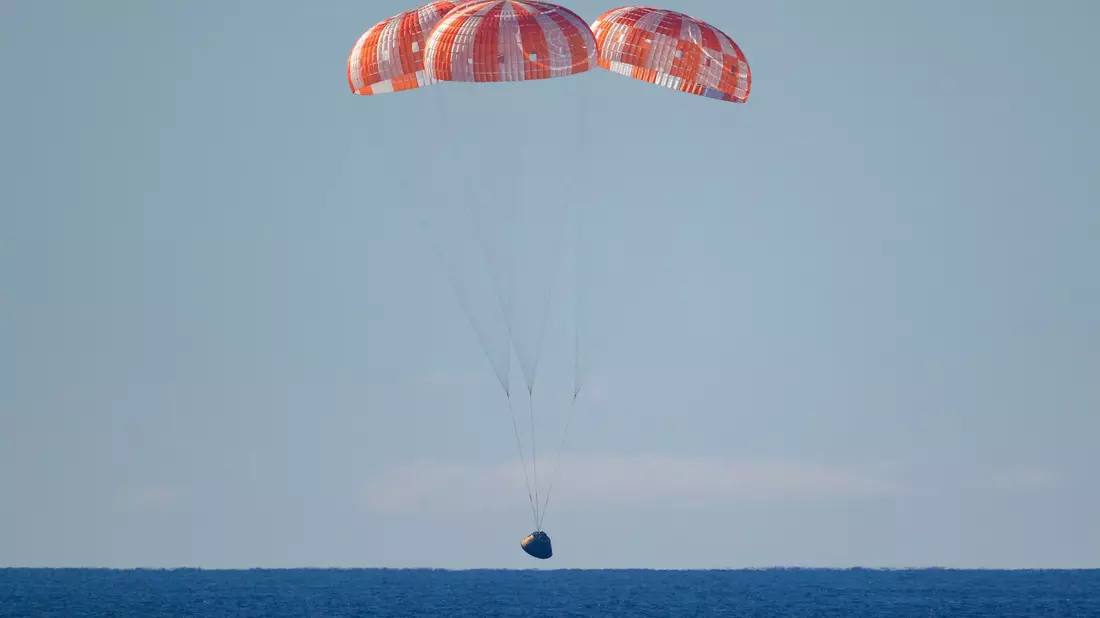 Abgebremst von Fallschirmen kam die «Orion»-Kapsel im Pazifik auf. - Bild: Bill Ingalls/NASA/AP/dpa