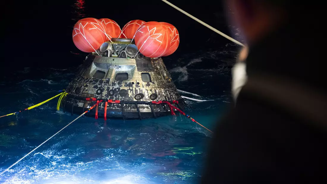 Die Orion-Raumkapsel wird vor der Küste Kaliforniens geborgen. - Bild: NASA/Joel Kowsky/(NASA/Joel Kowsky)/AP/dpa