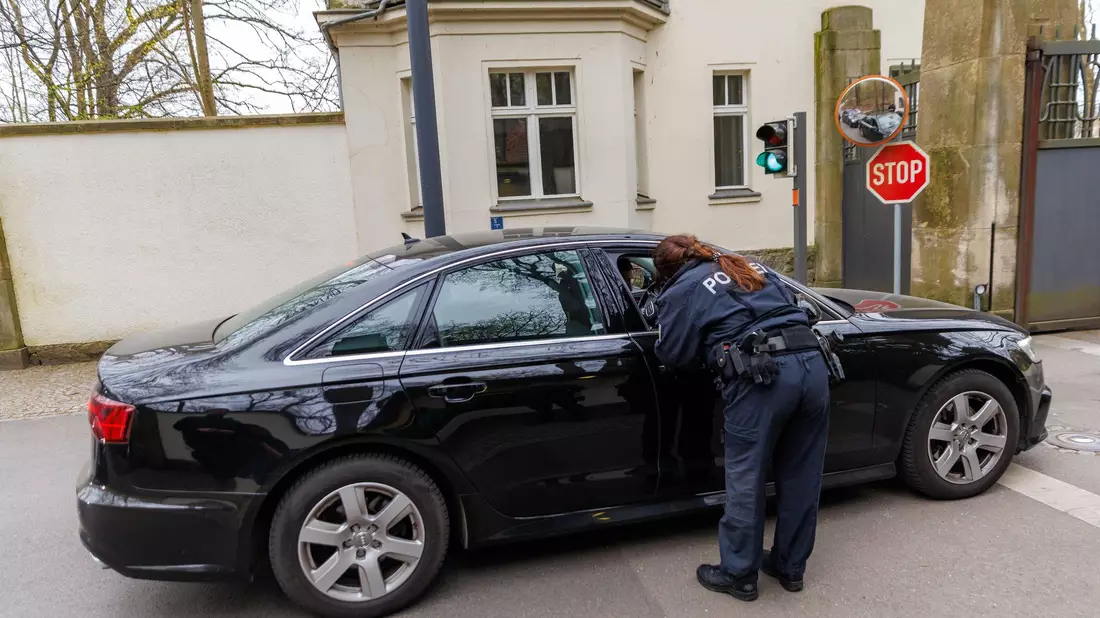 Vorfahrt an der Villa Borsig: Die Koalition berät in Berlin über Maßnahmen gegen die gestiegenen Energiepreise und über die anstehenden Reformen. - Bild: Carsten Koall/dpa