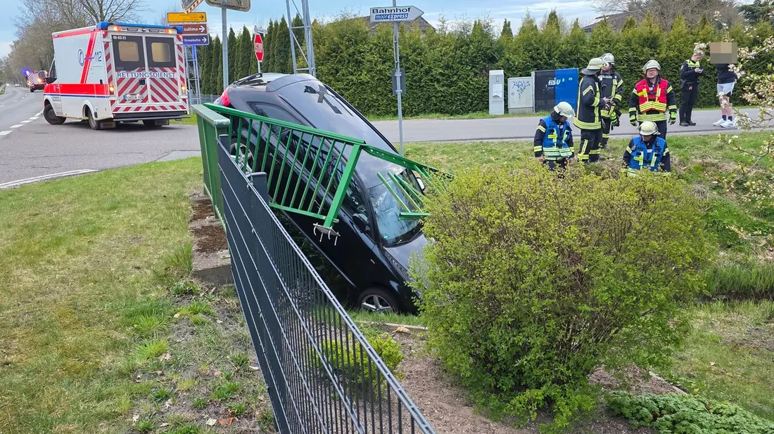 FW-ROW: PKW durchbricht Brückengeländer und landet im Kanal - Bild: presseportal.de