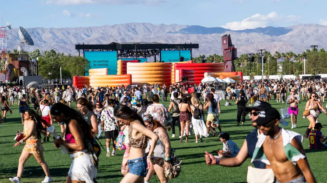In der kalifornischen Wüste ist wieder Coachella angesagt - an zwei Wochenenden im April treten zahlreiche Stars und Bands auf mehreren Bühnen auf.  - Bild: Amy Harris/Invision/AP/dpa