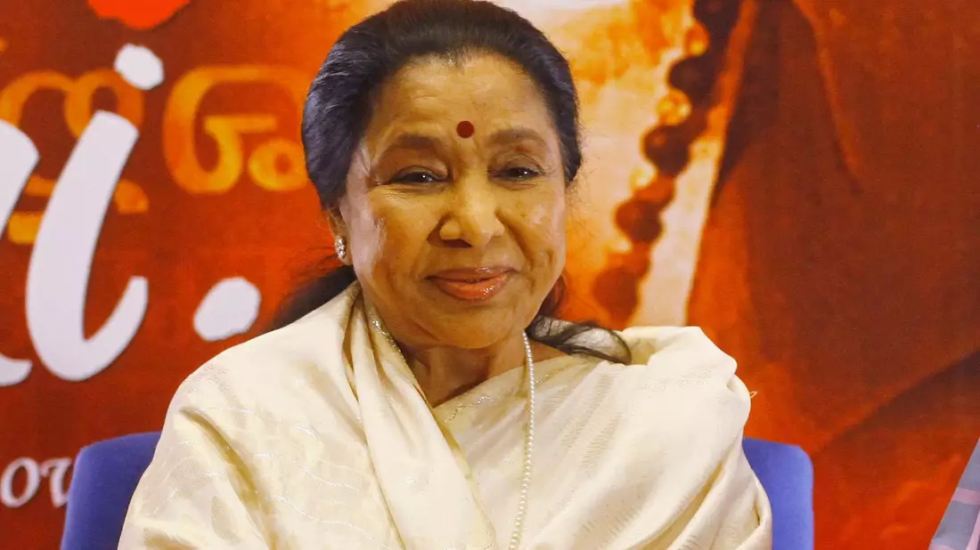 Die indische Sängerin Asha Bhosle haben viele schon gehört - sie lieh Bollywood-Schauspielerinnen ihre Singstimme. - Bild: Rafiq Maqbool/AP/dpa