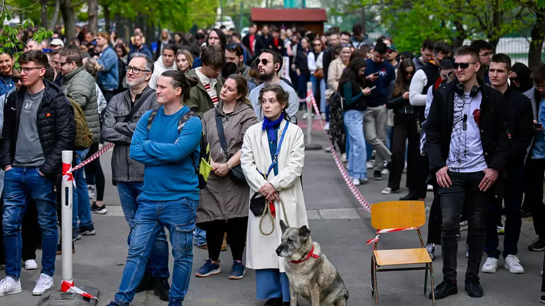 Viele Menschen warten vor einem Wahllokal in Budapest, um ihre Stimme abzugeben. - Bild: Denes Erdos/AP/dpa