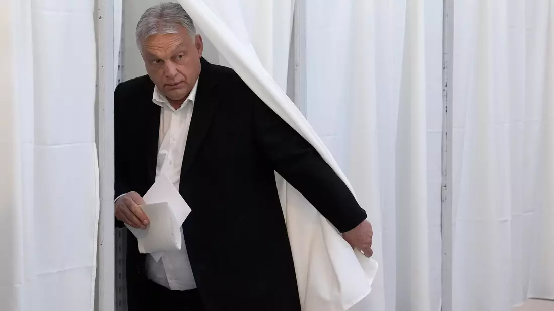 Ungarns Ministerpräsident Viktor Orban hat am frühen Morgen bei der Parlamentswahl seine Stimme abgegeben. - Bild: Petr David Josek/AP/dpa