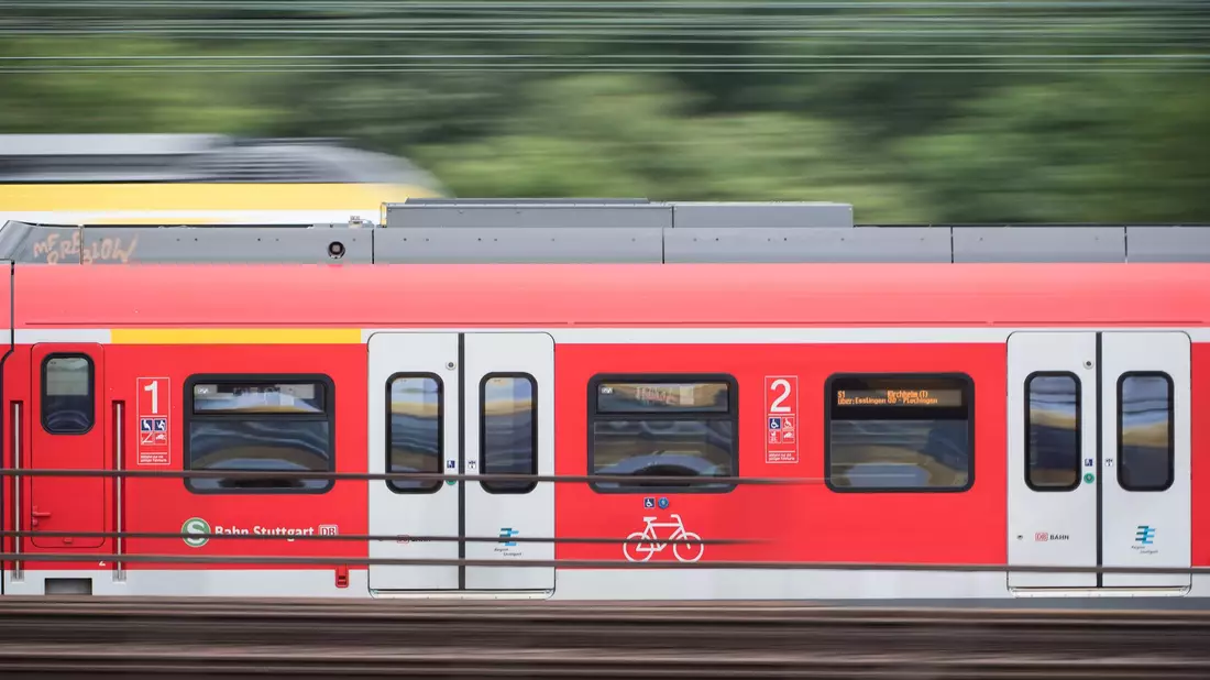 Eine S-Bahn ist in Nordrhein-Westfalen in eine herabhängende Oberleitung gefahren. (Symboldbild) - Bild: Sebastian Gollnow/dpa