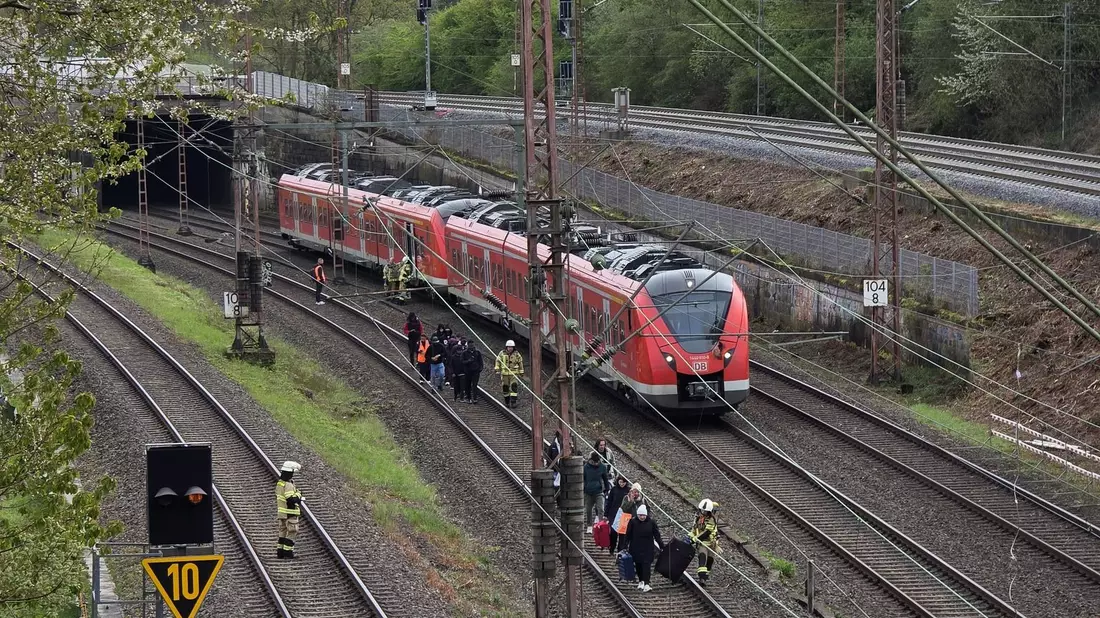 65 Fahrgäste mussten evakuiert werden. - Bild: -/Feuerwehr Haan/dpa
