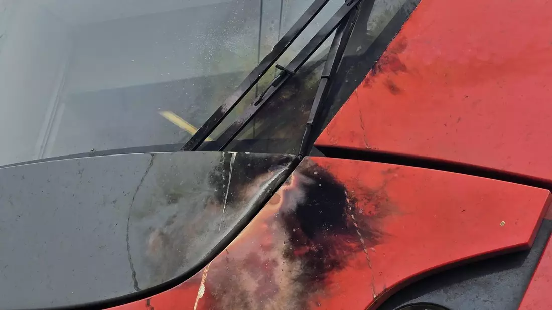 Die defekte Oberleitung hat sichtbare Spuren am Triebwagen hinterlassen.  - Bild: -/Feuerwehr Haan/dpa