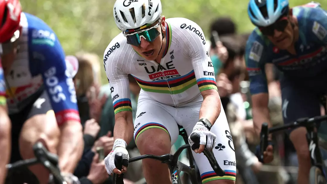 Tadej Pogacar bei Paris-Roubaix.  - Bild: Anne-Christine Poujoulat/AFP/dpa