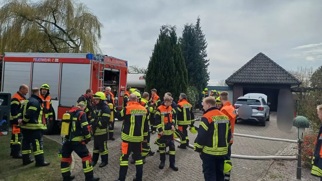 FW-ROW: Garagenbrand kann schnell gelöscht werden ++ Brandeinsatz am Samstagnachmittag in Stuckenborstel - Bild: presseportal.de