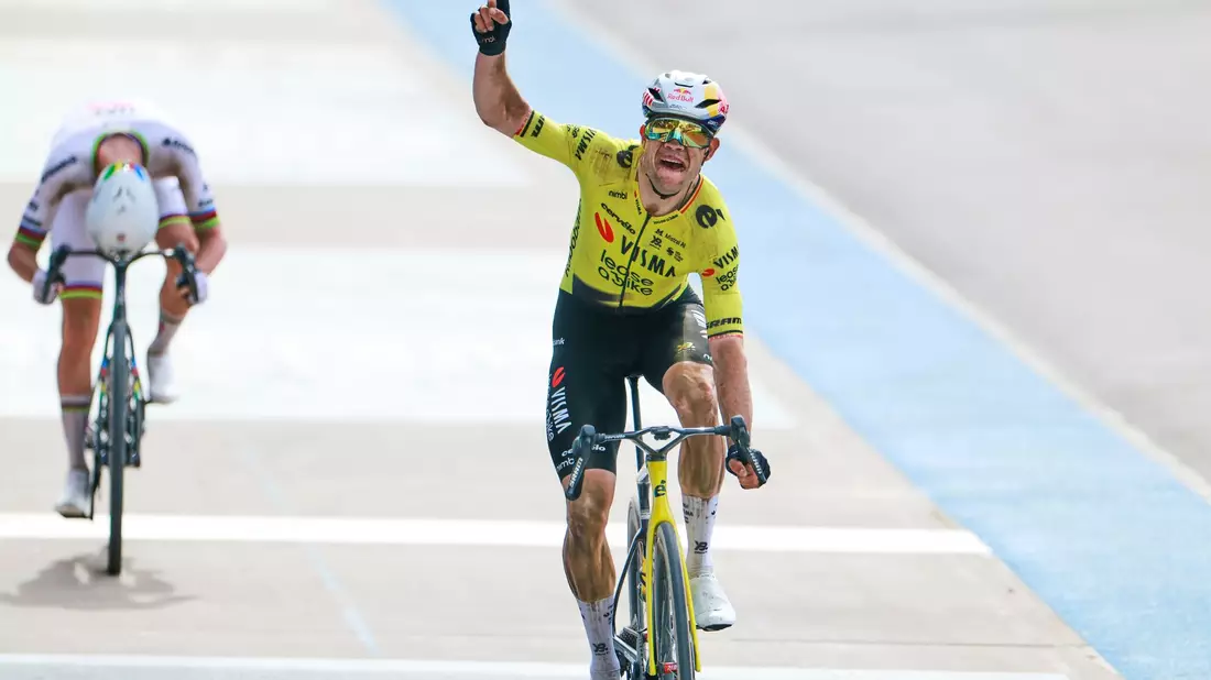 Wout van Aert jubelt, Tadej Pogacar (l) ist geschlagen. - Bild: Jean-Francois Badias/AP/dpa