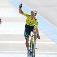 Wout van Aert jubelt, Tadej Pogacar (l) ist geschlagen. - Foto: Jean-Francois Badias/AP/dpa