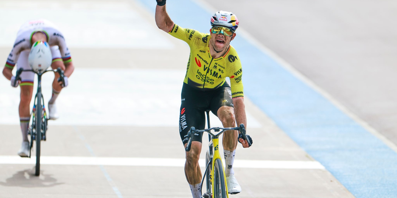 Wout van Aert jubelt, Tadej Pogacar (l) ist geschlagen. - Foto: Jean-Francois Badias/AP/dpa