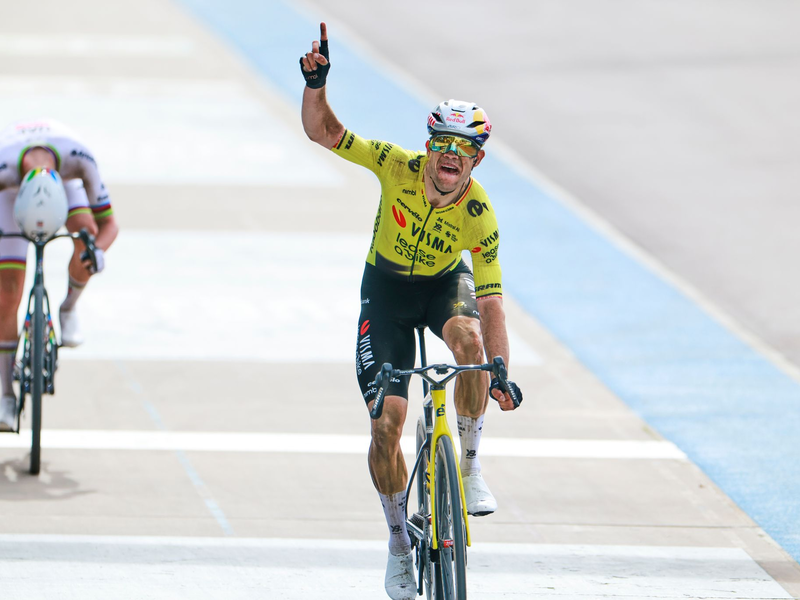 Wout van Aert jubelt, Tadej Pogacar (l) ist geschlagen. - Foto: Jean-Francois Badias/AP/dpa
