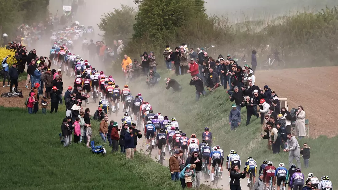 Paris-Roubaix sorgt immer wieder für Spektakel.  - Bild: Anne-Christine Poujoulat/AFP/dpa