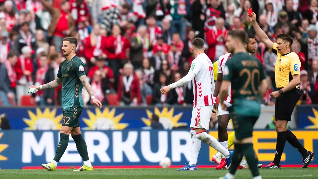 Für Werder-Kapitän Marco Friedl war das Spiel früh zu Ende. - Bild: Marius Becker/dpa