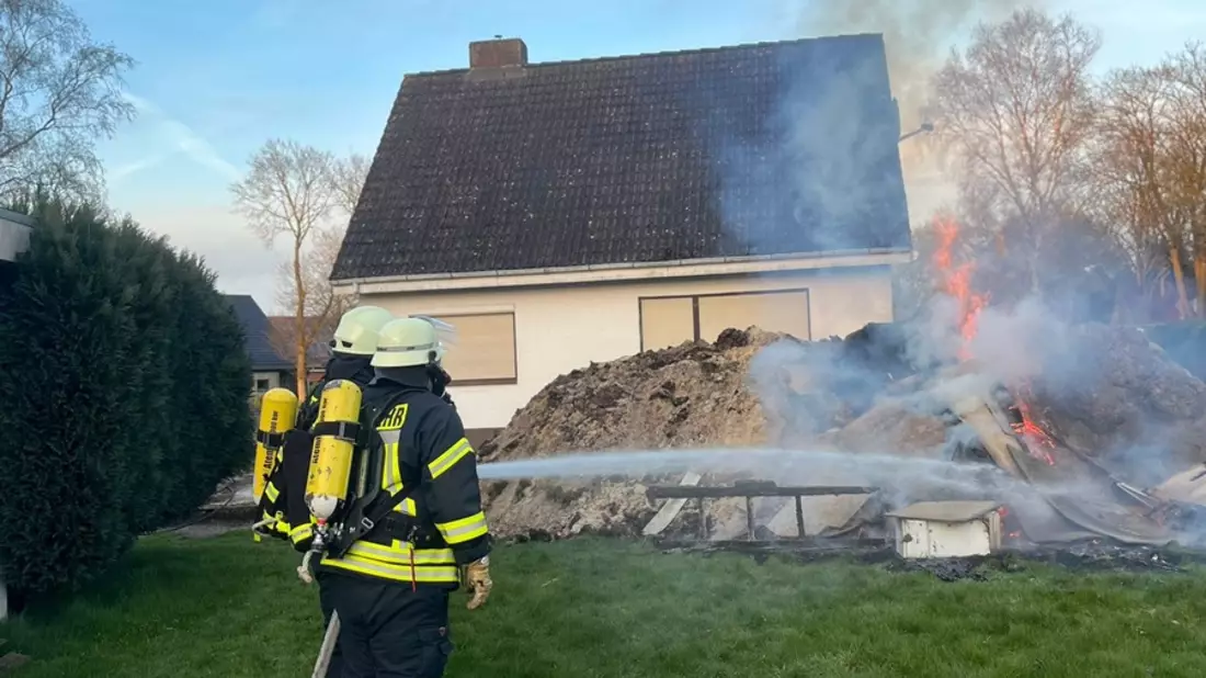 FFW Schiffdorf: Einsatzübung in Sellstedt - Realistische Szenarien erfolgreich abgearbeitet - Bild: presseportal.de