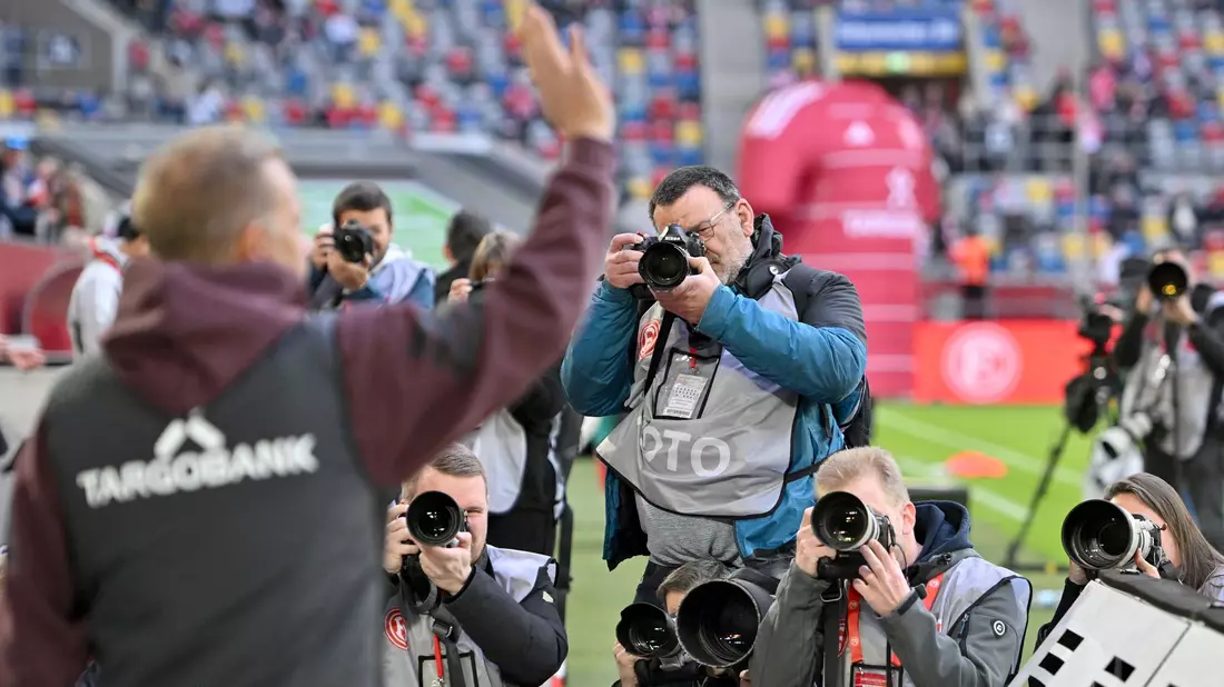 Das 1:2 gegen Holstein Kiel war unter dem Trainer die vierte Niederlage in Folge.  - Bild: Anke Waelischmiller/dpa