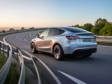 Tesla und Roboter-Vögel: KI erobert Verkehr und Flughäfen - Foto: über boerse-global.de