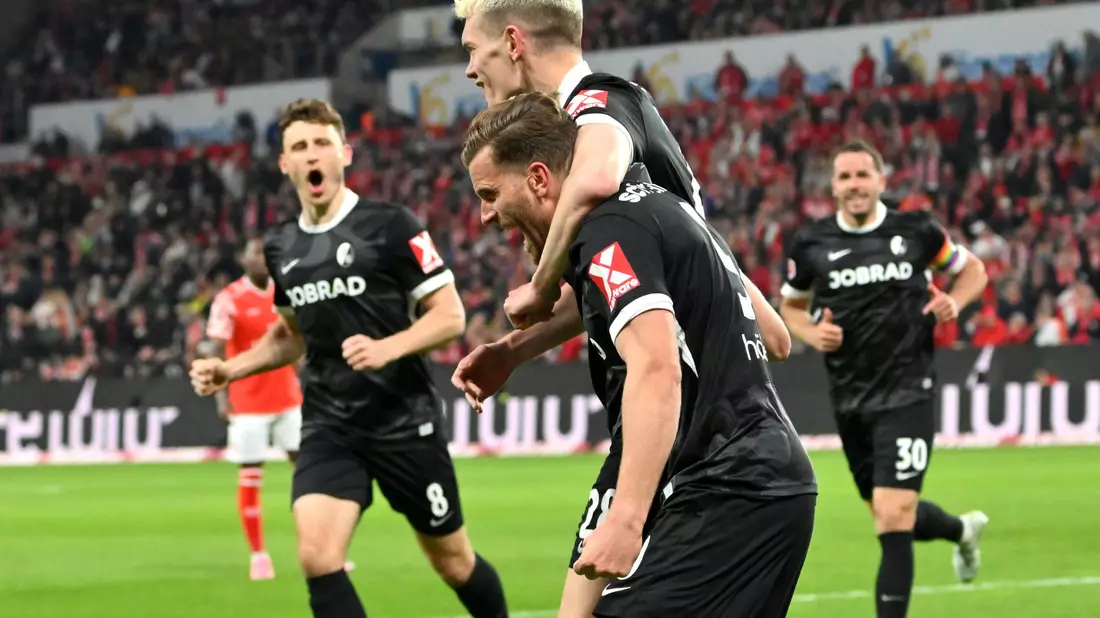 Torjubel der Freiburger: Ginter legt vor, Höler verwandelt. - Bild: Torsten Silz/dpa