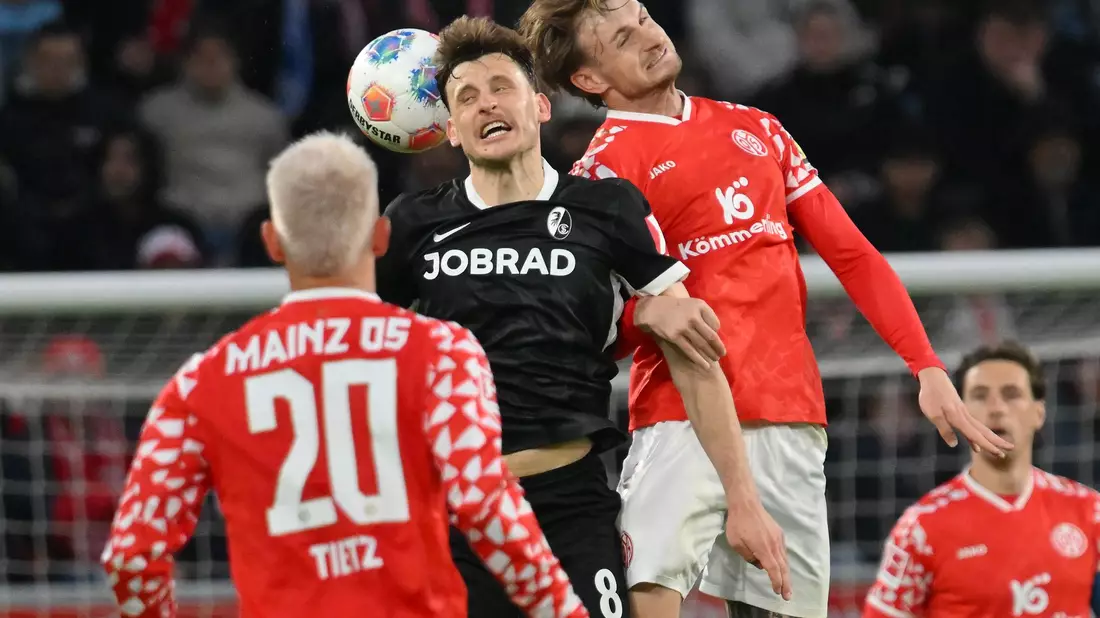 Die Mainzer um Abwehrspieler Posch hatten viele hohe Bälle zu verteidigen. - Bild: Torsten Silz/dpa