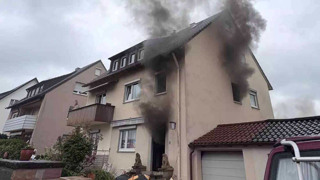 FW Stuttgart: Feuerwehr rettet Bewohner und Katze bei Gebäudebrand / Treppenraum durch Rauch versperrt, eine Person über Drehleiter gerettet - Bild: presseportal.de