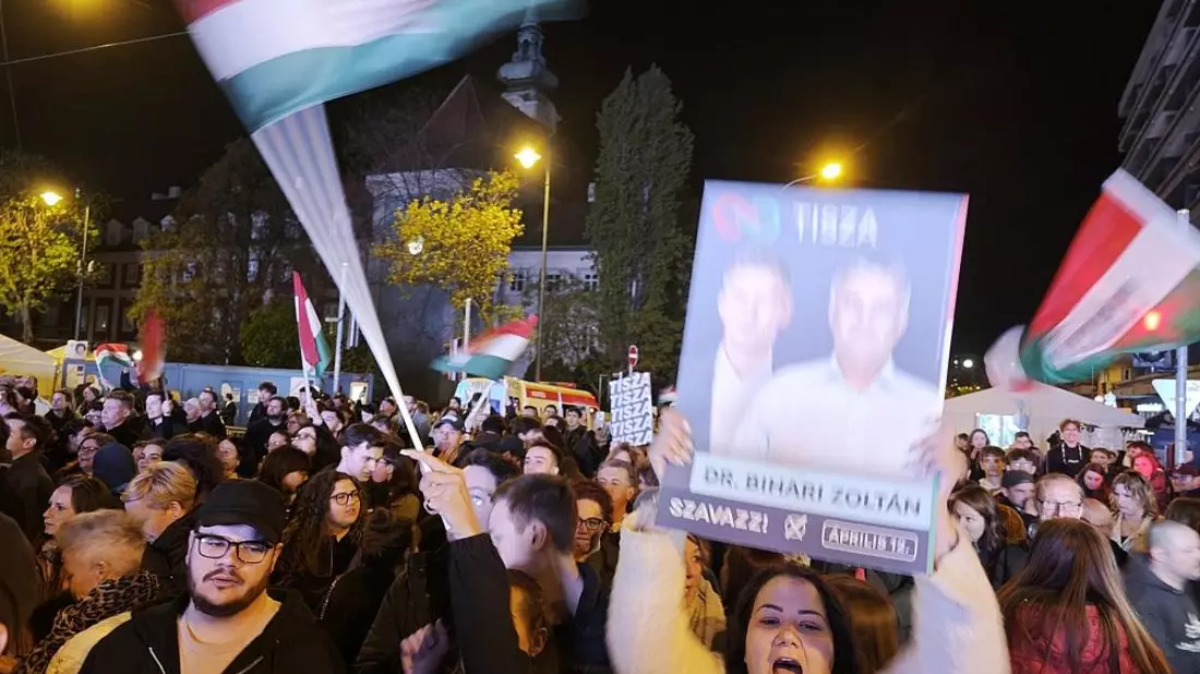 Tisza-Anhänger feiern auf der Wahlparty am 12.04.2026 - Bild: via dts Nachrichtenagentur