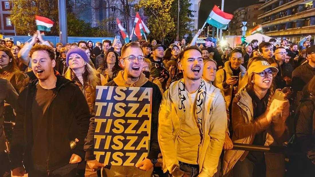 Tisza-Anhänger feiern auf der Wahlparty am 12.04.2026 - Bild: via dts Nachrichtenagentur