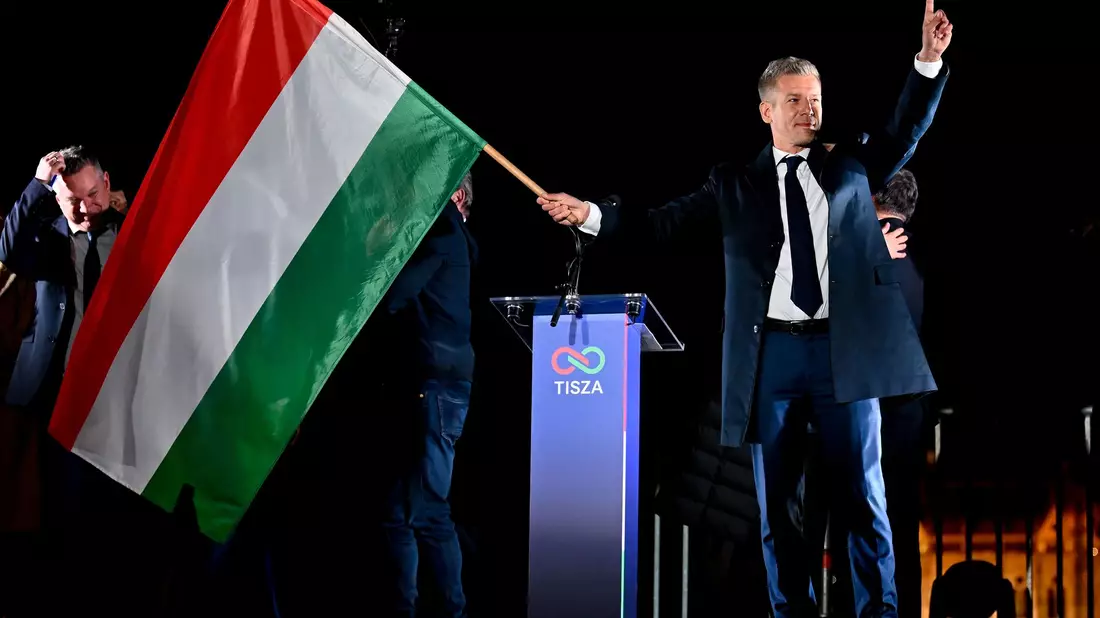 Peter Magyar weiß seinen spektakulären Wahlsieg zu zelebrieren.  - Bild: Denes Erdos/AP/dpa