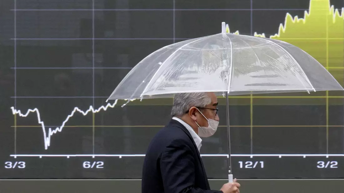 Der japanische Leitindex Nikkei 225 ist mit leichten Kursverlusten in die Handelswoche gestartet. (Archivbild) - Bild: Eugene Hoshiko/AP/dpa