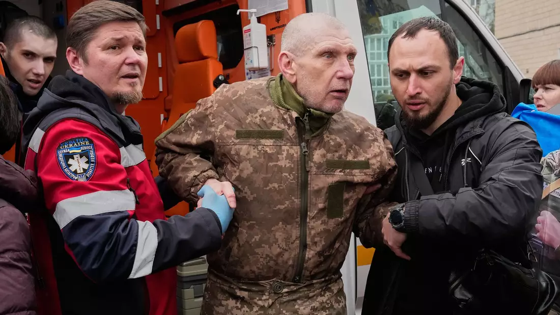 Russland und die Ukraine tauschten erneut Gefangene aus.  - Bild: Efrem Lukatsky/AP/dpa