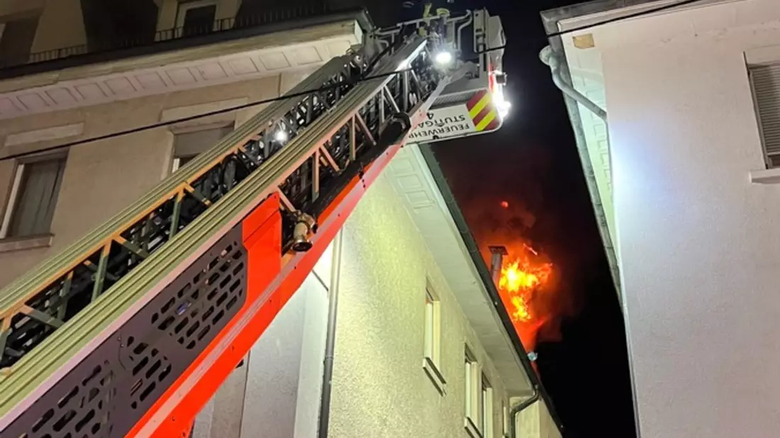 FW Stuttgart: Dachgeschosswohnung im Vollbrand - Feuerwehrmann leicht verletzt - Bild: presseportal.de