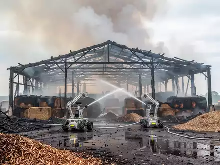 Großbrand in Losheim: Feuerwehr kämpft gegen lodernde Strohballen - Foto: über boerse-global.de