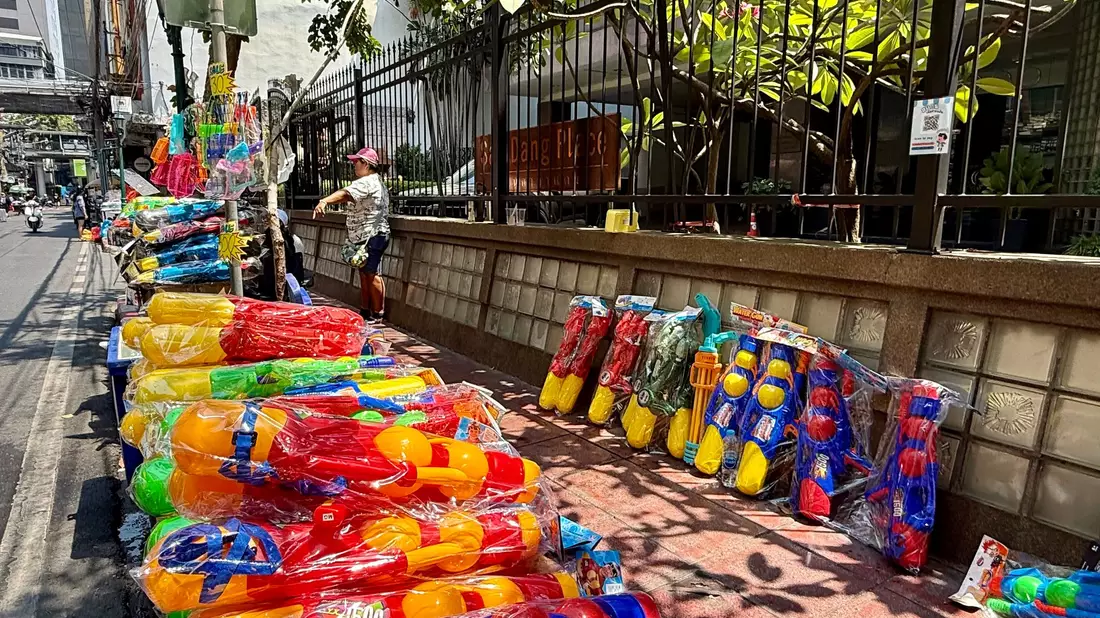 Schon seit Tagen standen landesweit kunterbunte Wasserpistolen zum Verkauf. - Bild: Carola Frentzen/dpa