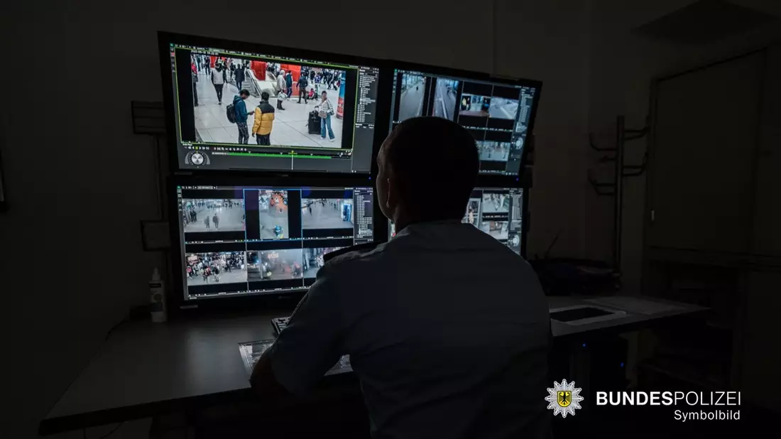 Bundespolizeidirektion München: Exhibitionistische Handlung am Bahnsteig / Tatverdächtiger dank Kameraaufzeichnung identifiziert - Bild: presseportal.de