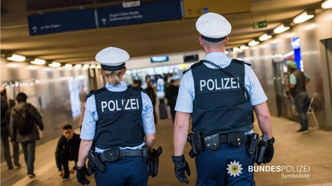 Bundespolizeidirektion München: Schwerer Unfall am Bahnhof Pasing / 18-Jähriger gerät zwischen Zug und Bahnsteigkante - Bild: presseportal.de