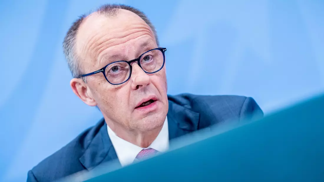 Bundeskanzler Friedrich Merz zeigt sich erleichtert über den Wahlausgang in Ungarn.  - Bild: Michael Kappeler/dpa